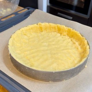 Una crosta di torta è appoggiata su un pezzo di carta oleata