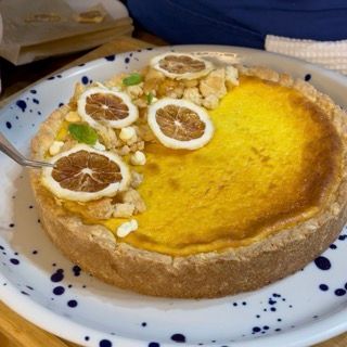 Una torta su un piatto con un cucchiaio dentro