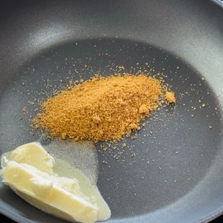 Una padella con burro e zucchero di canna dentro