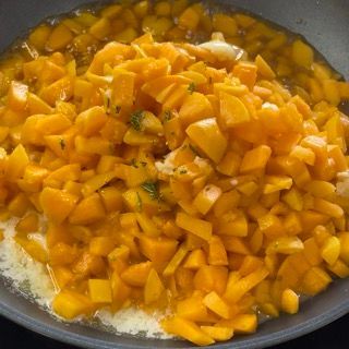 Un primo piano di una padella piena di verdure tritate