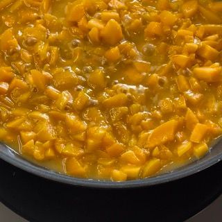 Un primo piano di una ciotola di zuppa con molte verdure dentro.