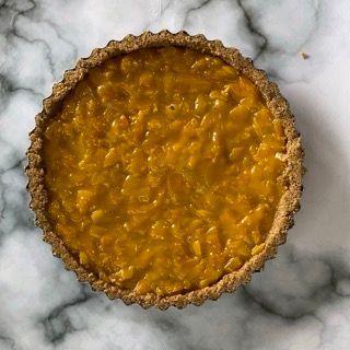 Un primo piano di una torta su una superficie di marmo