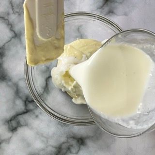 Una ciotola di gelato viene versata in un misurino.