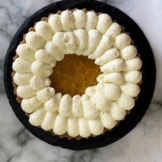 Una torta con panna montata sopra