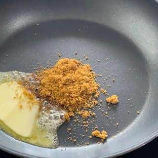 Una padella con burro e zucchero di canna dentro
