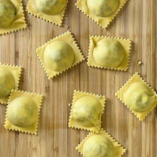Un mazzo di ravioli su un tagliere di legno