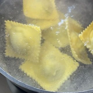 I ravioli vengono cotti in una pentola con acqua bollente.