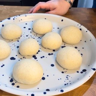 Un piatto bianco con sopra delle palline di pasta