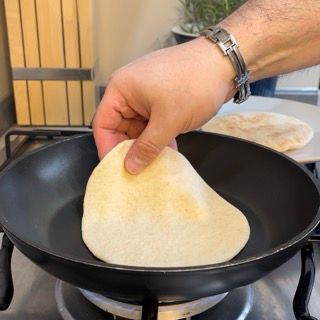 Una persona sta mettendo una tortilla in una padella