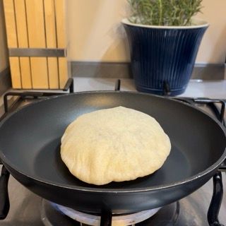 Una tortilla viene cucinata in una padella sul fornello