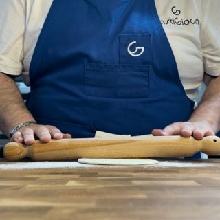 Una persona che indossa un grembiule con la lettera g sopra