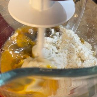 Si usa un frullatore per mescolare uova e farina