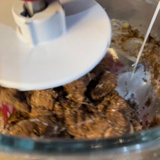 Un primo piano di un robot da cucina con un cucchiaio dentro