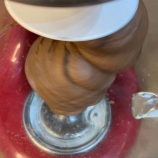 Un primo piano di un frullatore con del cioccolato mescolato al suo interno