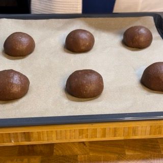 Un vassoio di palline di cioccolato su un pezzo di carta oleata