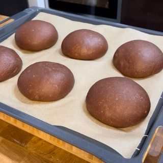 Un mucchio di palline marroni su un pezzo di carta oleata