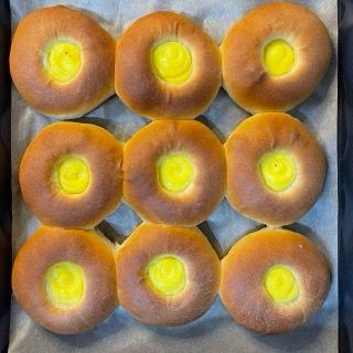 Un mucchio di panini con ripieno giallo