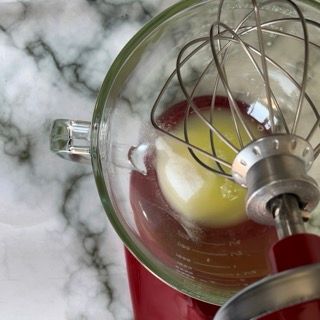 Un primo piano di un mixer con una frusta al suo interno