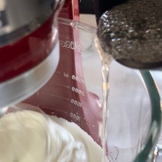 L'acqua viene versata in un misurino da un frullatore