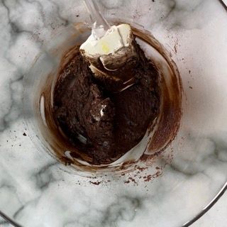 Una ciotola di salsa al cioccolato con un cucchiaio dentro