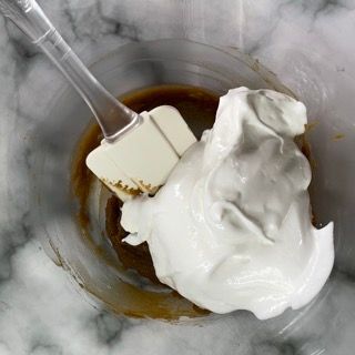 Una ciotola di panna montata con una spatola dentro