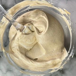 Una ciotola di glassa con un cucchiaio dentro