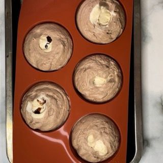 Una teglia piena di dolcetti appoggiata su un tavolo.