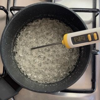 Un termometro viene utilizzato per misurare la temperatura di una pentola di liquido