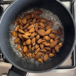 Le mandorle vengono cotte in una padella sul fornello