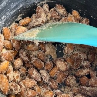 Una spatola blu è in una ciotola di noci