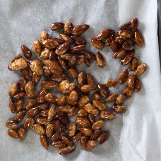 Un mucchio di noci su un pezzo di carta oleata
