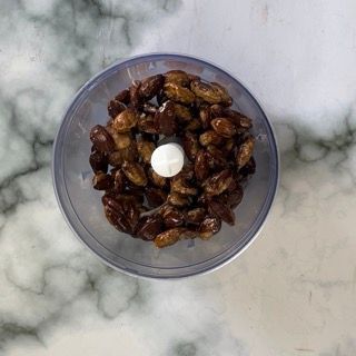 Una ciotola di noci con un cerchio bianco al centro