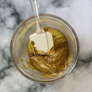 Una ciotola di cibo con una spatola dentro.