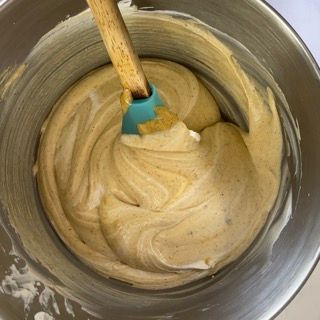 Una ciotola di pastella con una spatola dentro
