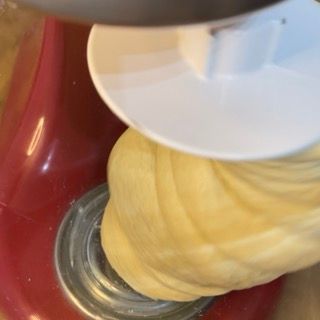 Una persona sta usando un mixer per creare un vortice di pasta.