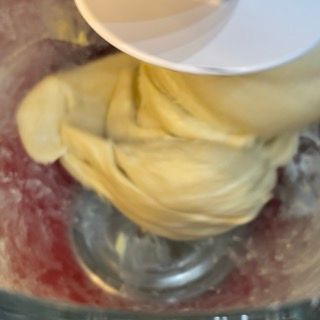 Una persona sta mescolando qualcosa in un frullatore