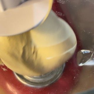 Un primo piano di un mixer con un cucchiaio dentro