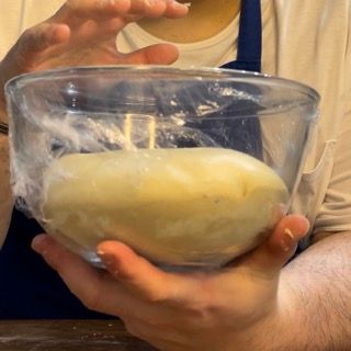 Una persona tiene in mano una ciotola di pasta