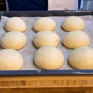 Un mucchio di palline di pasta sono su un vassoio