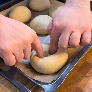 Una persona sta facendo una ciambella con le dita