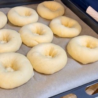 Un mucchio di ciambelle sono appoggiate su un vassoio