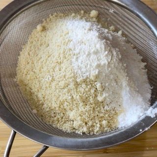 Un colino pieno di farina e zucchero a velo