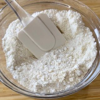 Una ciotola di farina con una spatola dentro