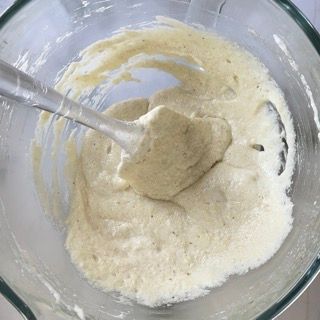 Un primo piano di un frullatore con un cucchiaio dentro