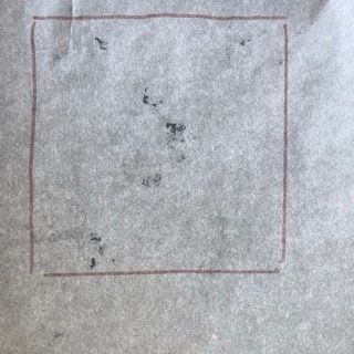 Un pezzo di carta con disegnato un quadrato.