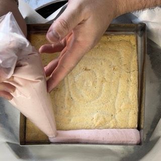 Una persona sta glassando una torta in una teglia