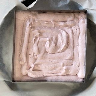 Un quadrato di glassa rosa in un contenitore di metallo