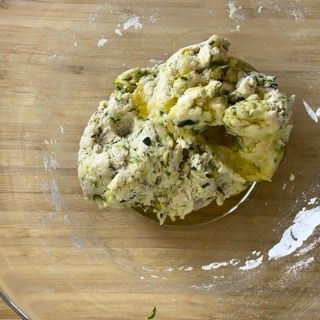 Un primo piano di una ciambella in una ciotola di vetro su un tavolo di legno