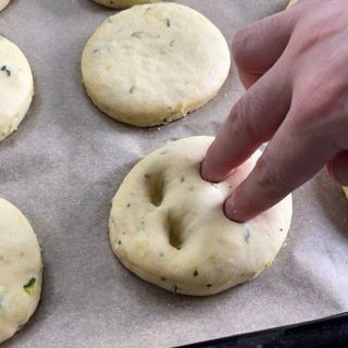 Una persona tocca un biscotto con il dito.