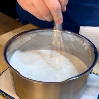 Frusta che amalgama rapidamente il latte e il roux per evitare i grumi.